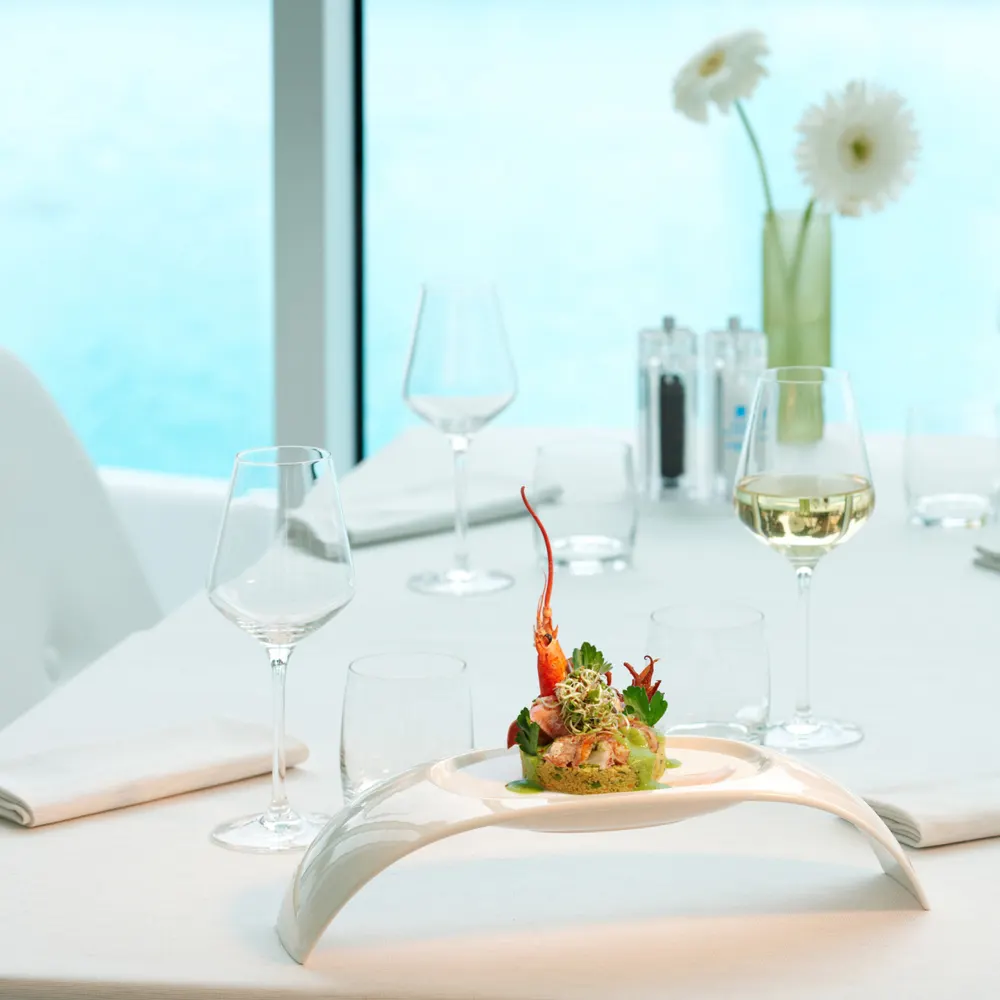 Un tavolo del ristorante i-FAME, con il mare dietro
